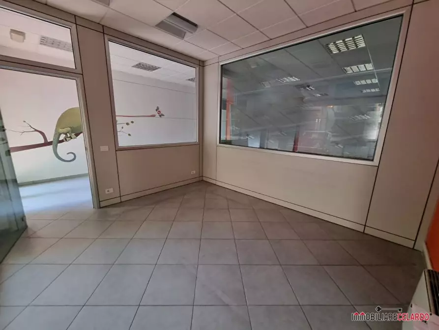 Immagine 5 di Negozio in vendita  a Poggibonsi