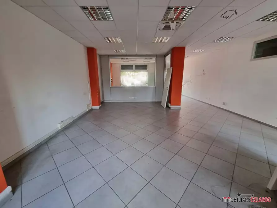 Immagine 4 di Negozio in vendita  a Poggibonsi