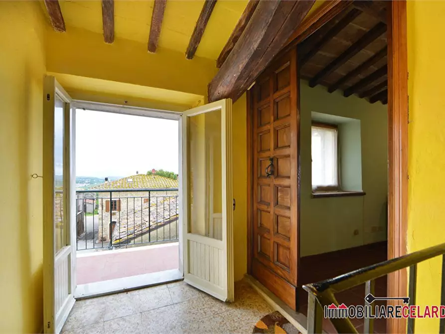 Immagine 2 di Appartamento in vendita  a San Gimignano