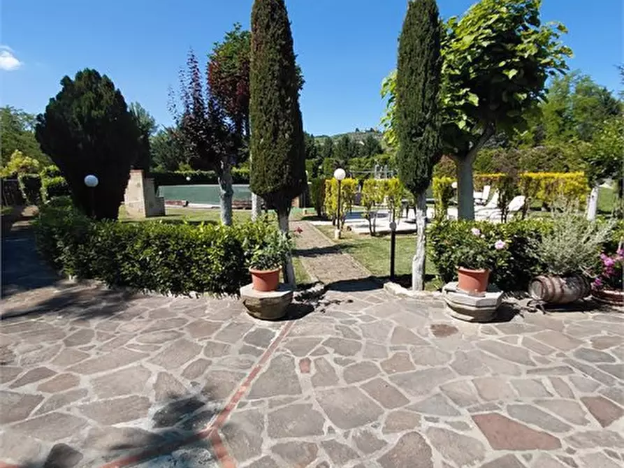 Immagine 1 di Magazzino in vendita  a Poggibonsi