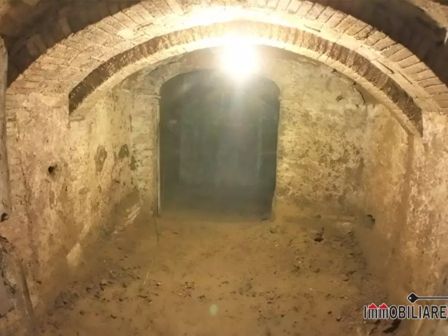 Immagine 3 di Negozio in vendita  a Colle Di Val D'elsa