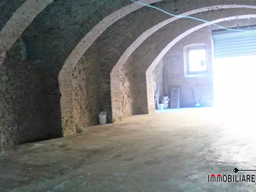 Immagine 4 di Negozio in vendita  a Colle Di Val D'elsa