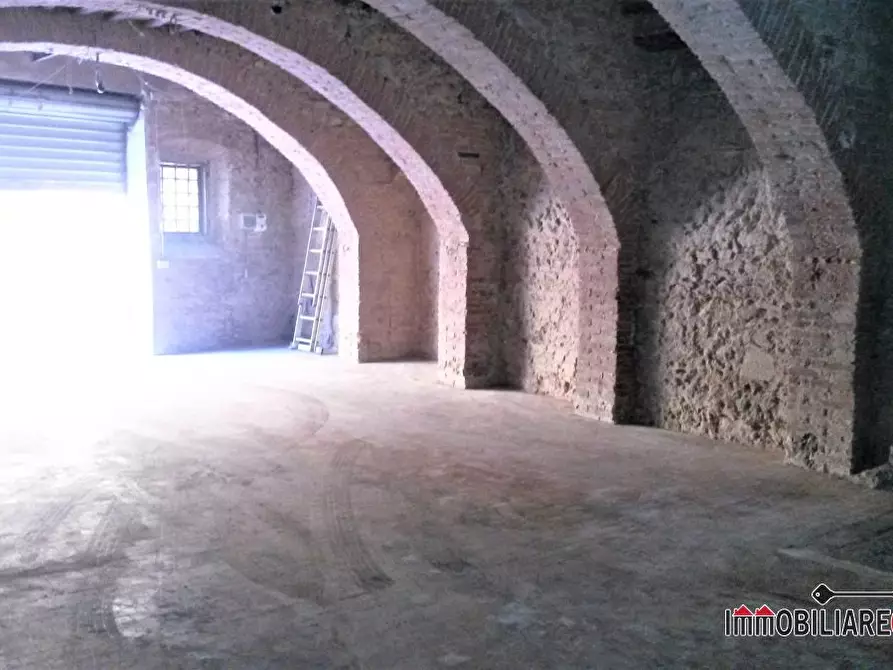 Immagine 5 di Negozio in vendita  a Colle Di Val D'elsa