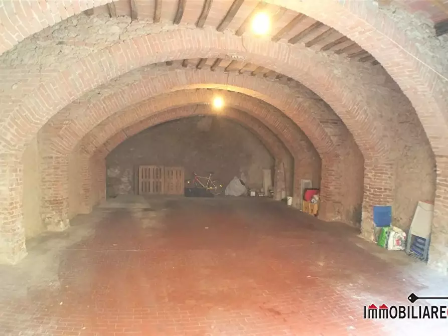 Immagine 2 di Negozio in vendita  a Colle Di Val D'elsa