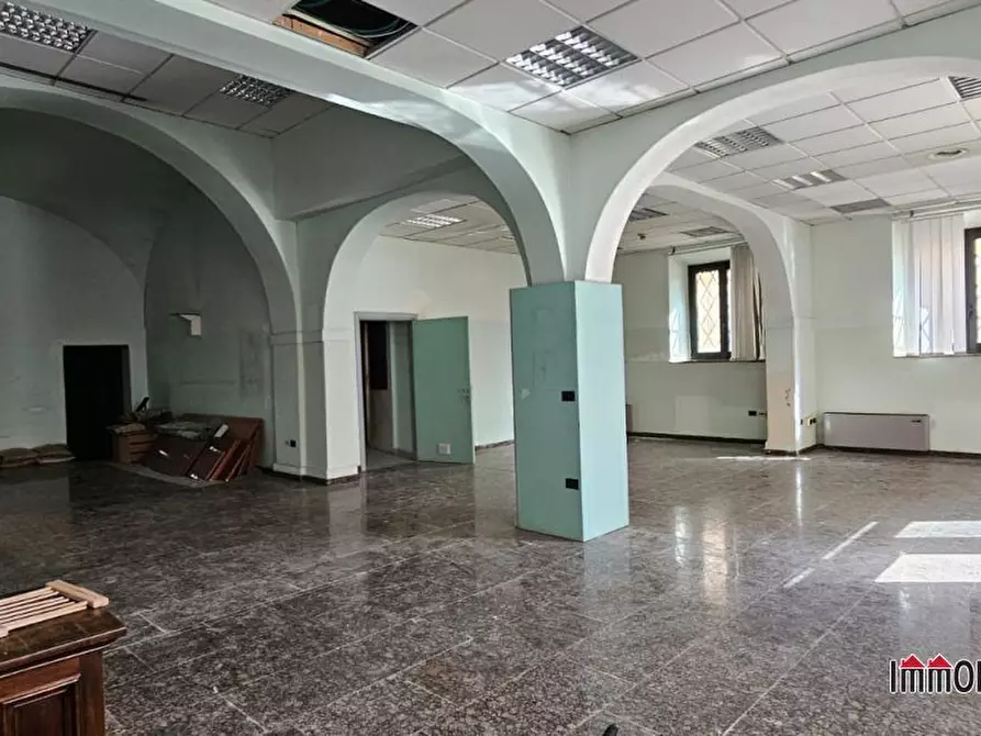 Immagine 1 di Negozio in vendita  a Colle Di Val D'elsa