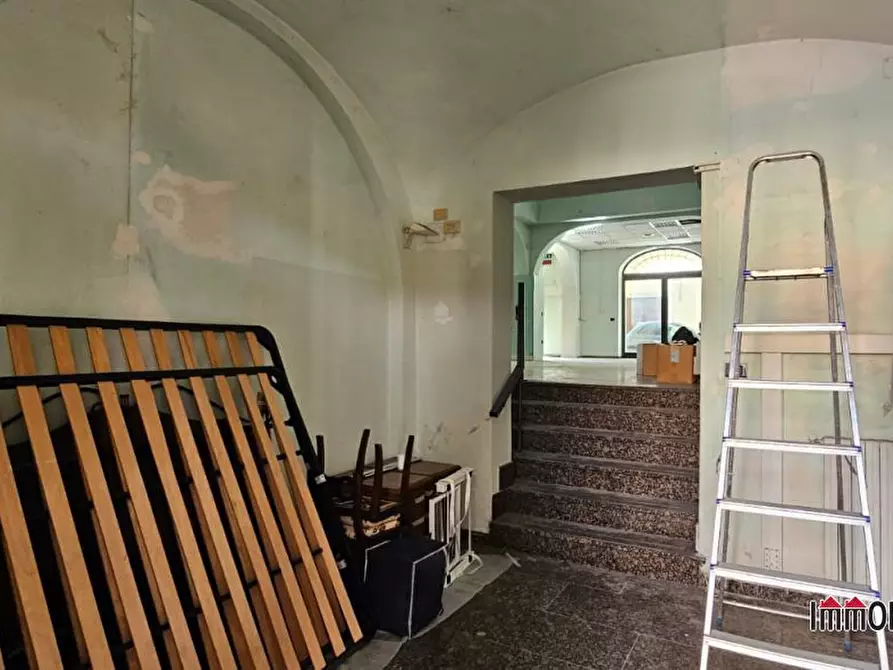 Immagine 5 di Negozio in vendita  a Colle Di Val D'elsa