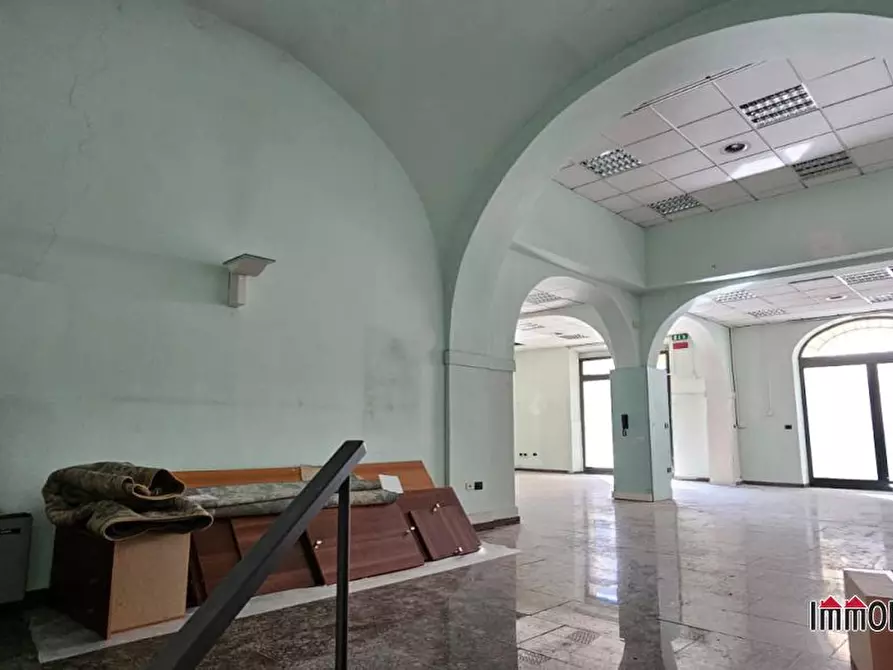 Immagine 3 di Negozio in vendita  a Colle Di Val D'elsa