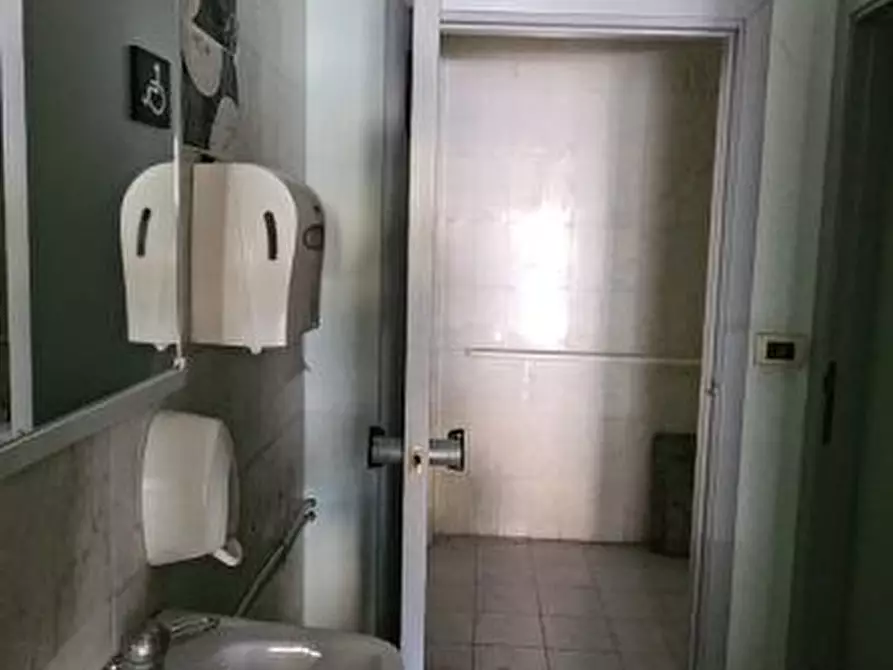 Immagine 7 di Negozio in vendita  a Colle Di Val D'elsa