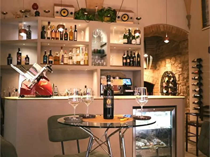 Immagine 1 di Negozio in vendita  a Colle Di Val D'elsa