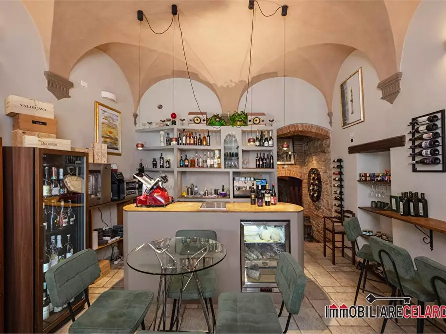 Immagine 10 di Negozio in vendita  a Colle Di Val D'elsa