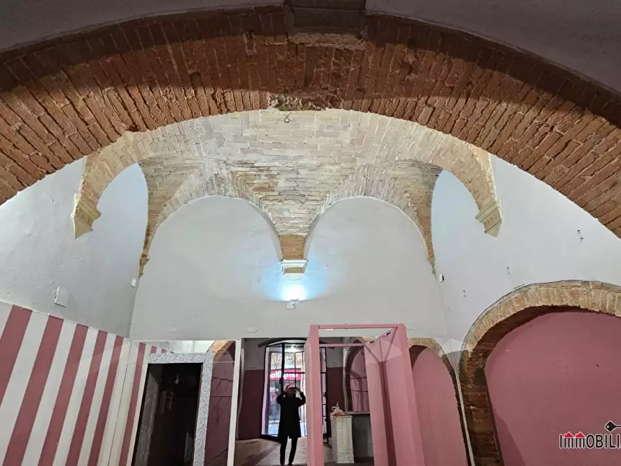 Immagine 4 di Negozio in vendita  a Colle Di Val D'elsa