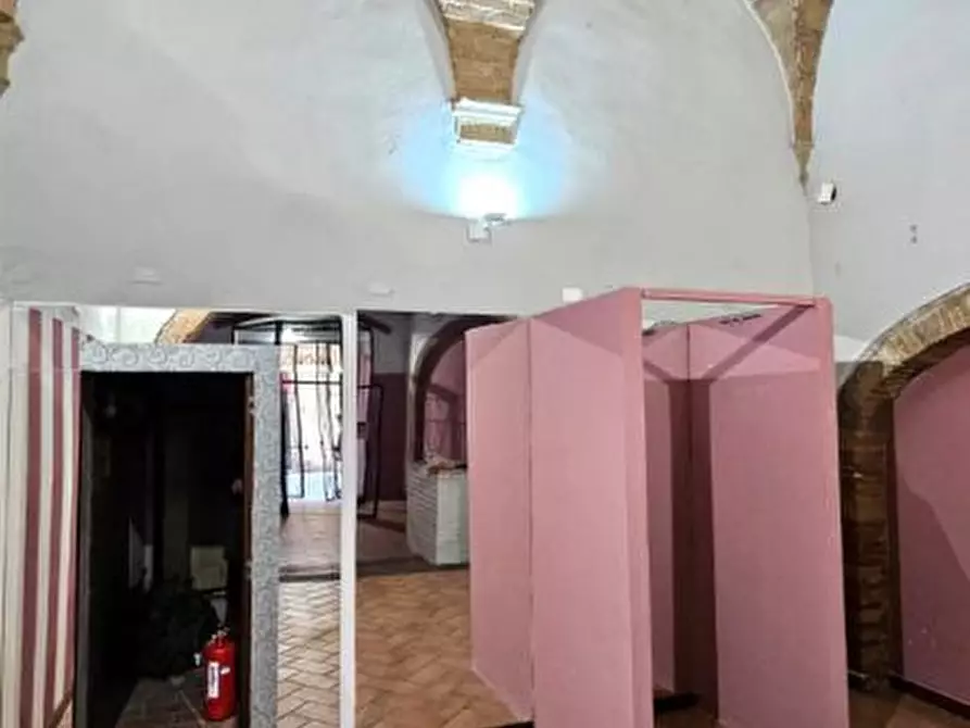 Immagine 5 di Negozio in vendita  a Colle Di Val D'elsa