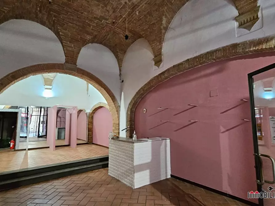 Immagine 1 di Negozio in vendita  a Colle Di Val D'elsa