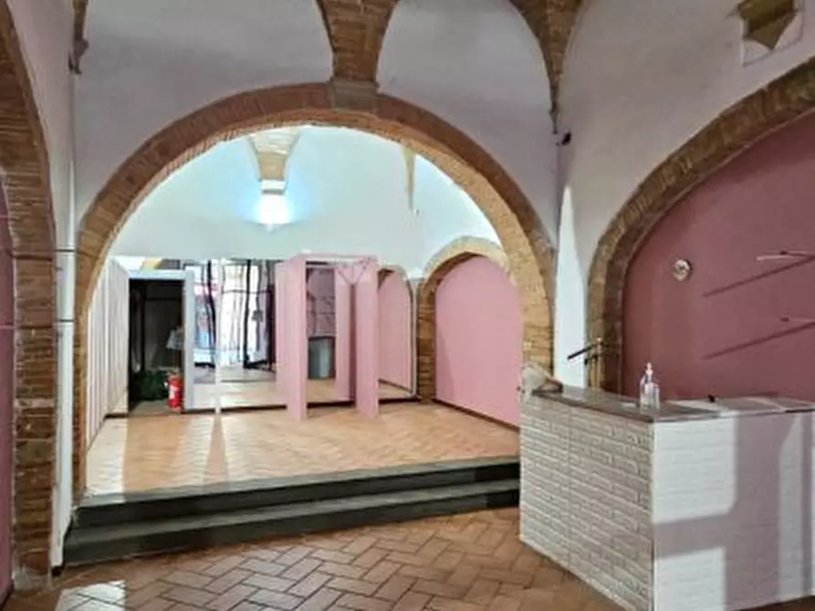 Immagine 3 di Negozio in vendita  a Colle Di Val D'elsa