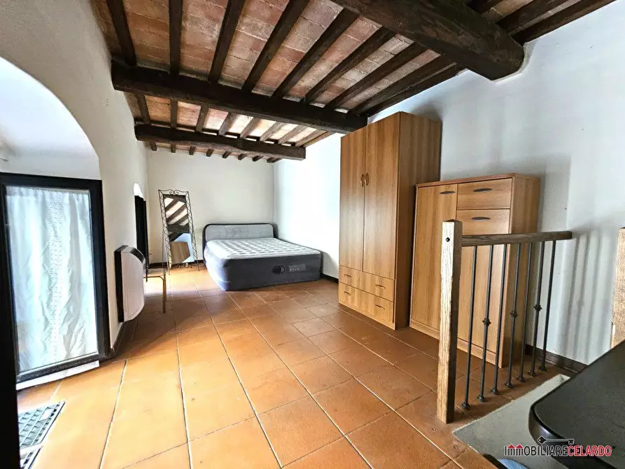 Immagine 5 di Negozio in vendita  a Colle Di Val D'elsa