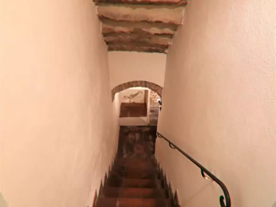 Immagine 9 di Negozio in vendita  a Colle Di Val D'elsa