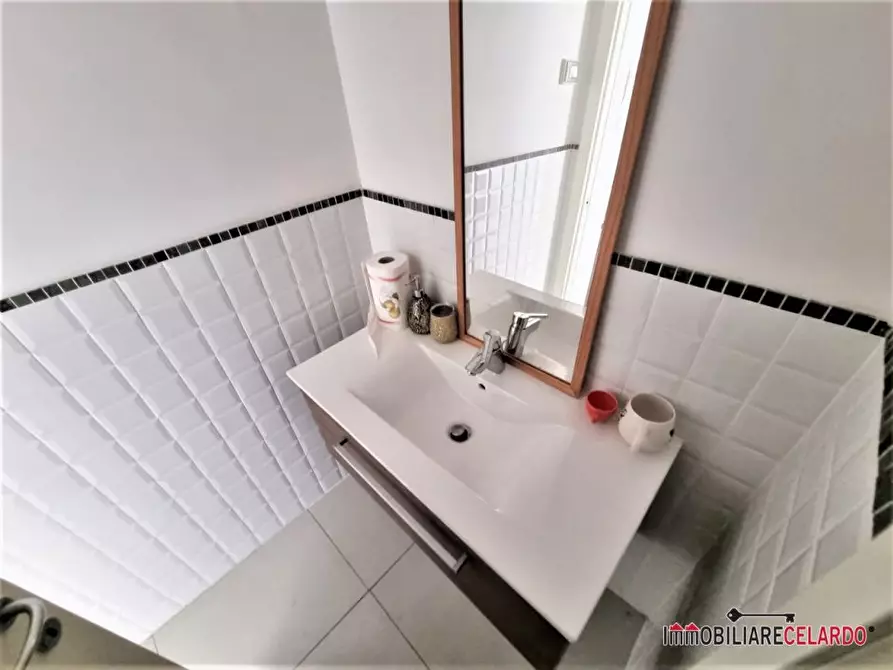 Immagine 8 di Negozio in vendita  a Poggibonsi