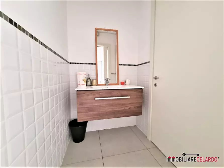 Immagine 7 di Negozio in vendita  a Poggibonsi