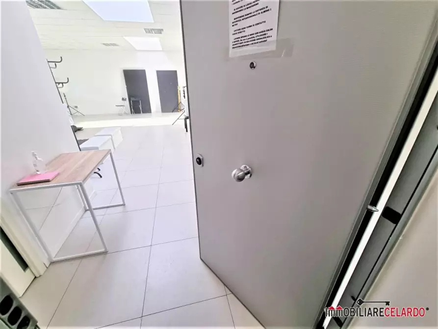 Immagine 2 di Negozio in vendita  a Poggibonsi