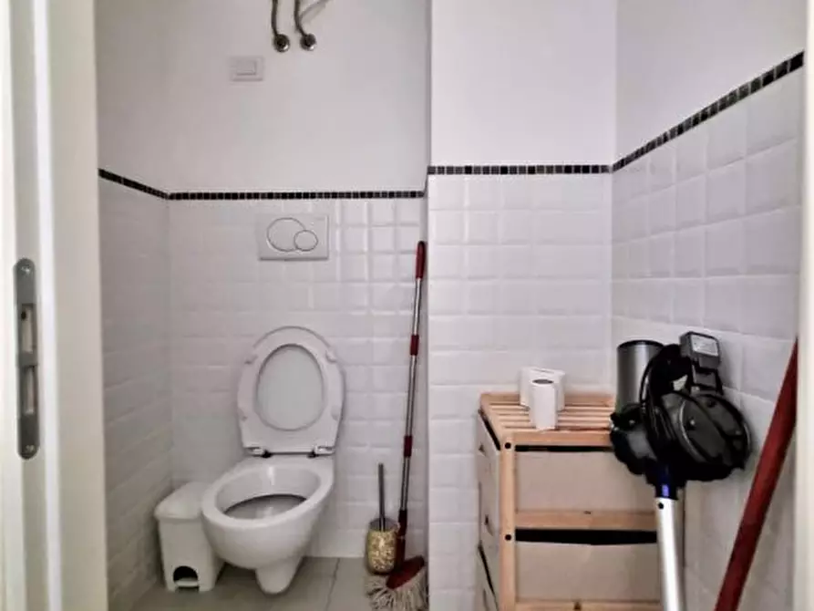 Immagine 9 di Negozio in vendita  a Poggibonsi