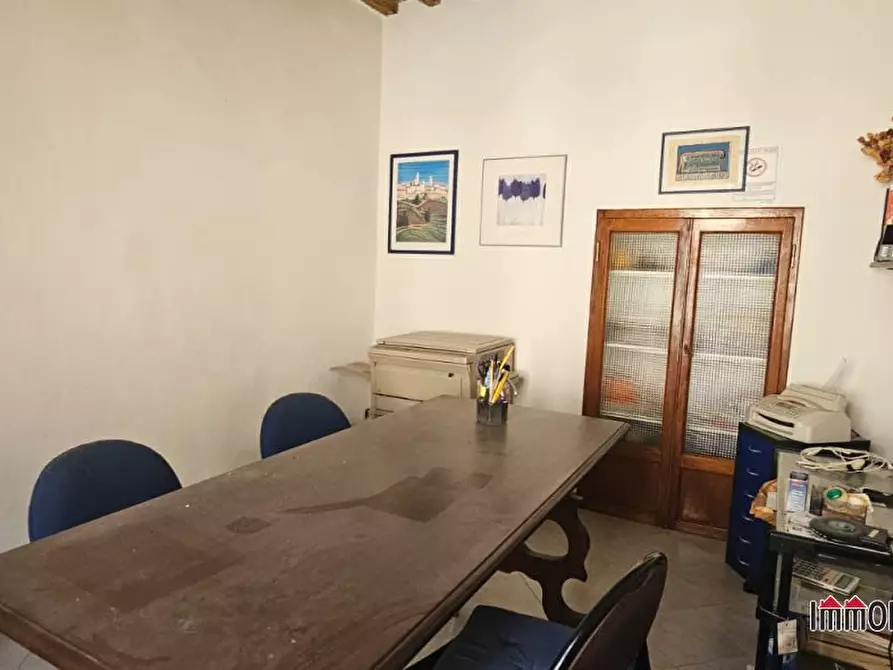 Immagine 1 di Negozio in vendita  a Colle Di Val D'elsa