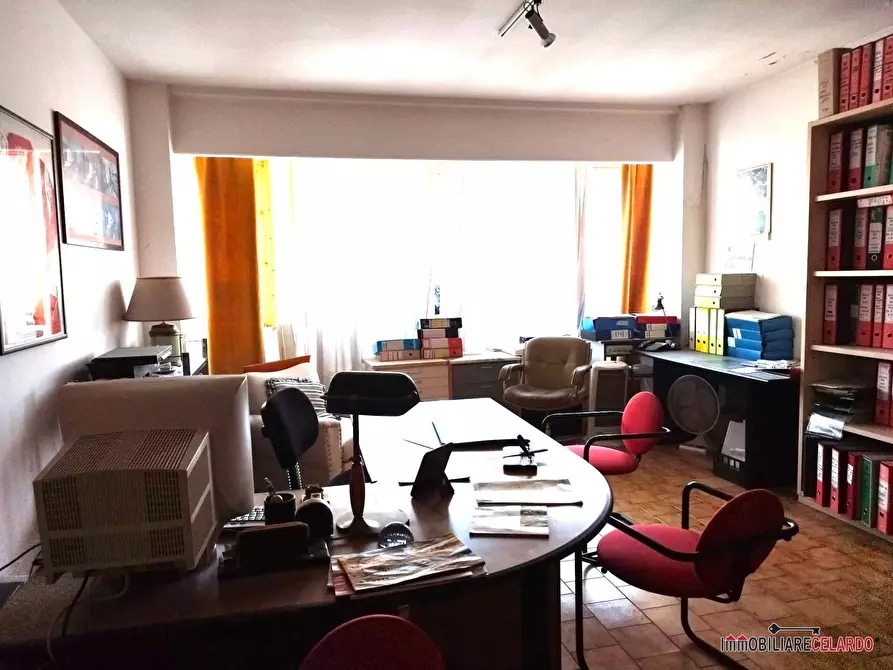 Immagine 2 di Ufficio in vendita  a Colle Di Val D'elsa