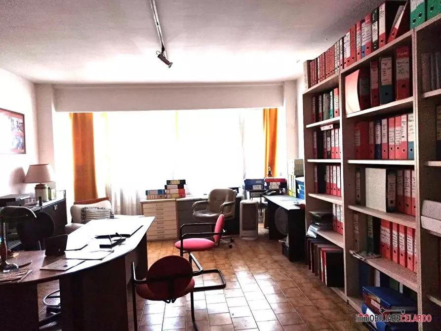 Immagine 3 di Ufficio in vendita  a Colle Di Val D'elsa