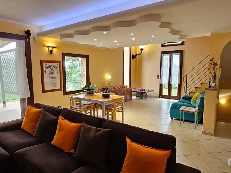 Immagine 2 di Villa in vendita  a Monteriggioni