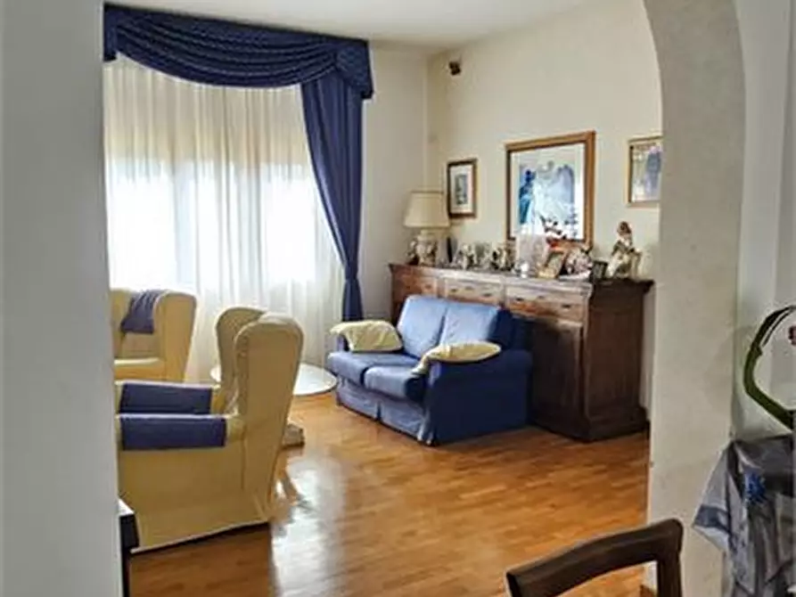 Immagine 2 di Villa in vendita  a Colle Di Val D'elsa