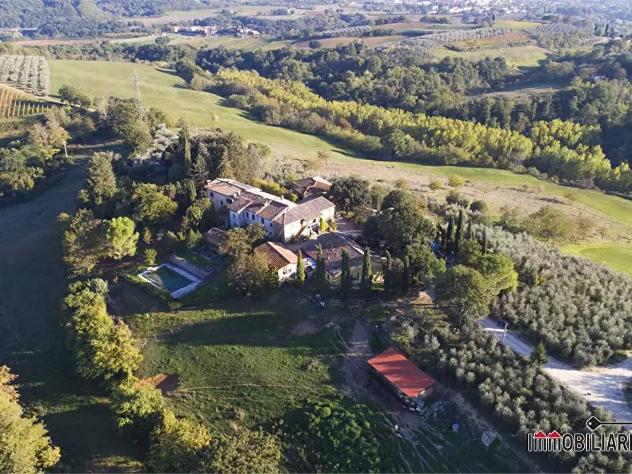 Immagine 2 di Villa in vendita  a Poggibonsi