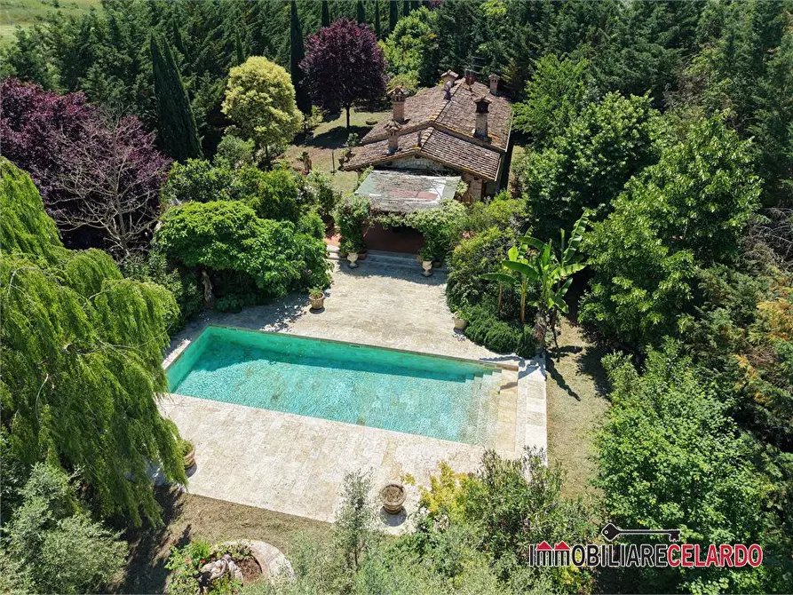 Immagine 1 di Villa in vendita  a Colle Di Val D'elsa