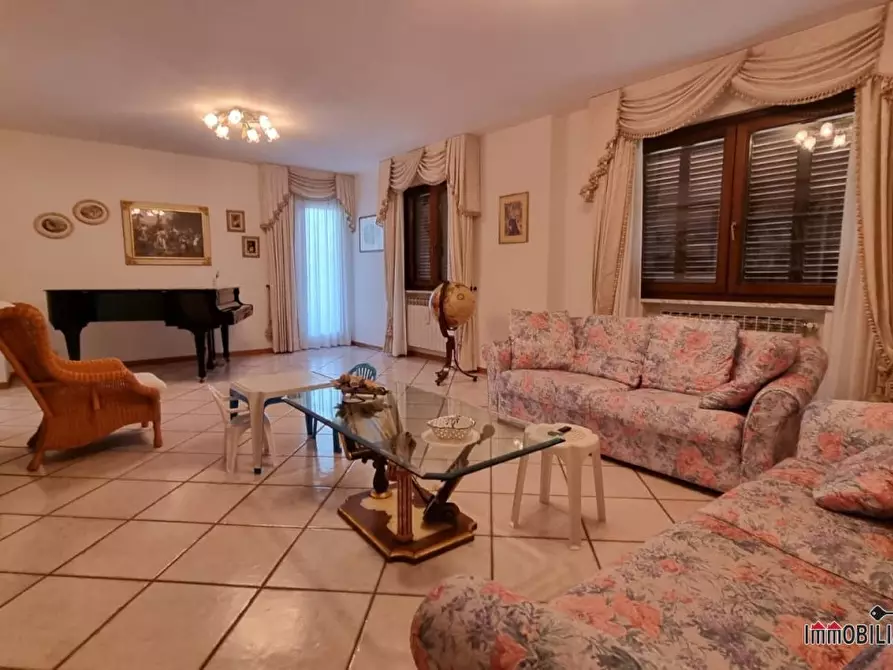 Immagine 1 di Villa in vendita  a Colle Di Val D'elsa