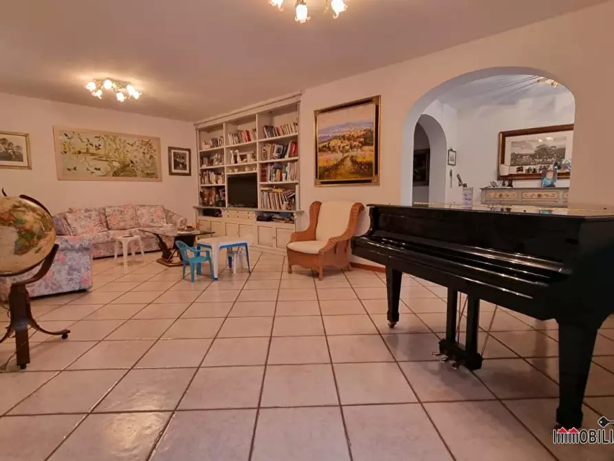 Immagine 4 di Villa in vendita  a Colle Di Val D'elsa