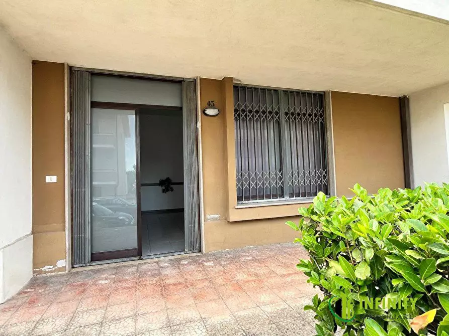 Immagine 5 di Negozio in vendita  43 a Matera