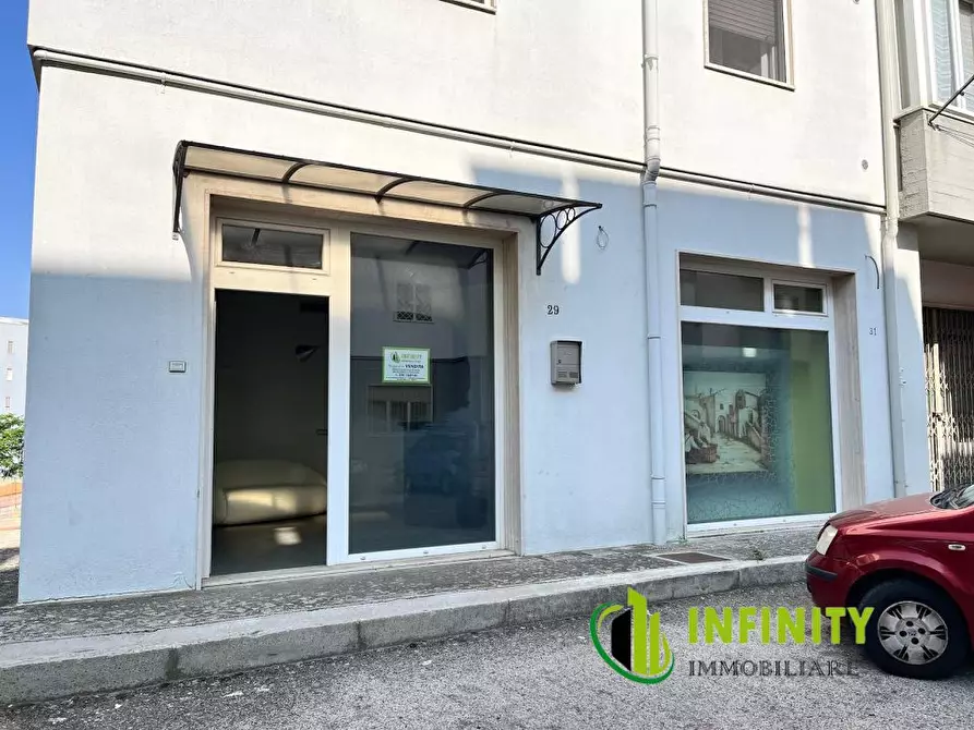 Immagine 1 di Negozio in affitto  29-31 a Matera