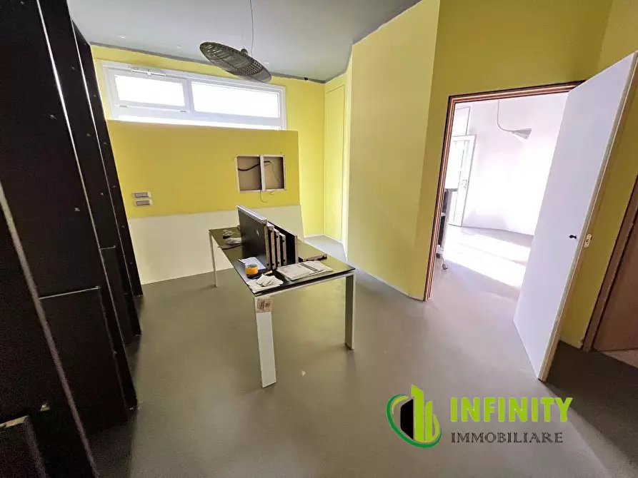 Immagine 8 di Negozio in affitto  29-31 a Matera