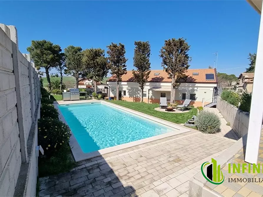 Immagine 1 di Villa in vendita  4 a Matera
