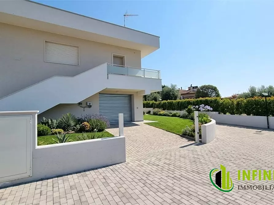 Immagine 1 di Villa in vendita  a Matera