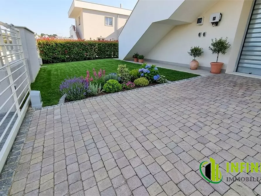 Immagine 10 di Villa in vendita  a Matera