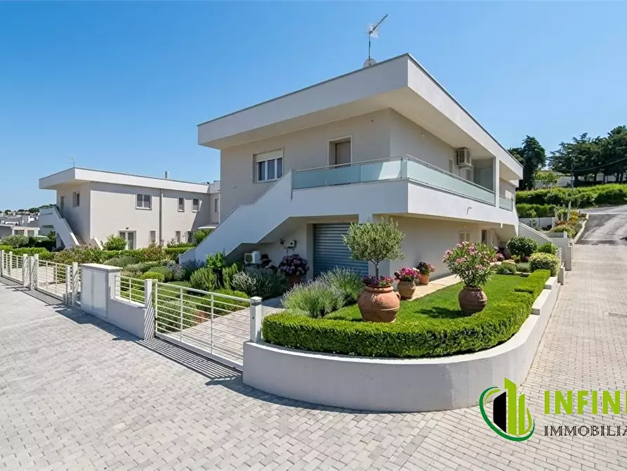 Immagine 2 di Villa in vendita  a Matera