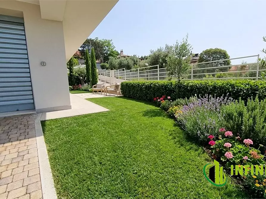 Immagine 4 di Villa in vendita  a Matera