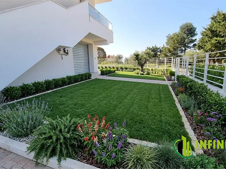 Immagine 8 di Villa in vendita  a Matera