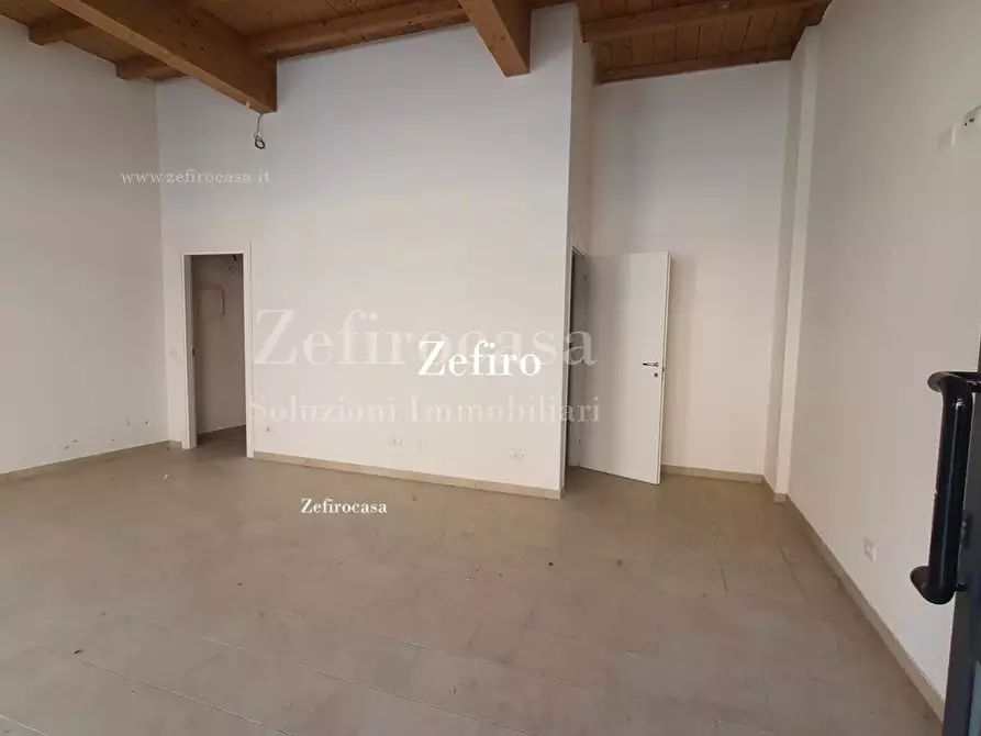 Immagine 2 di Negozio in vendita  a Cento