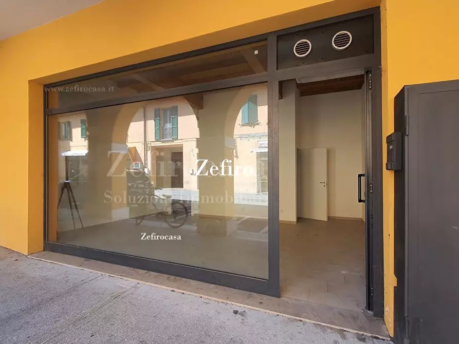 Immagine 3 di Negozio in vendita  a Cento