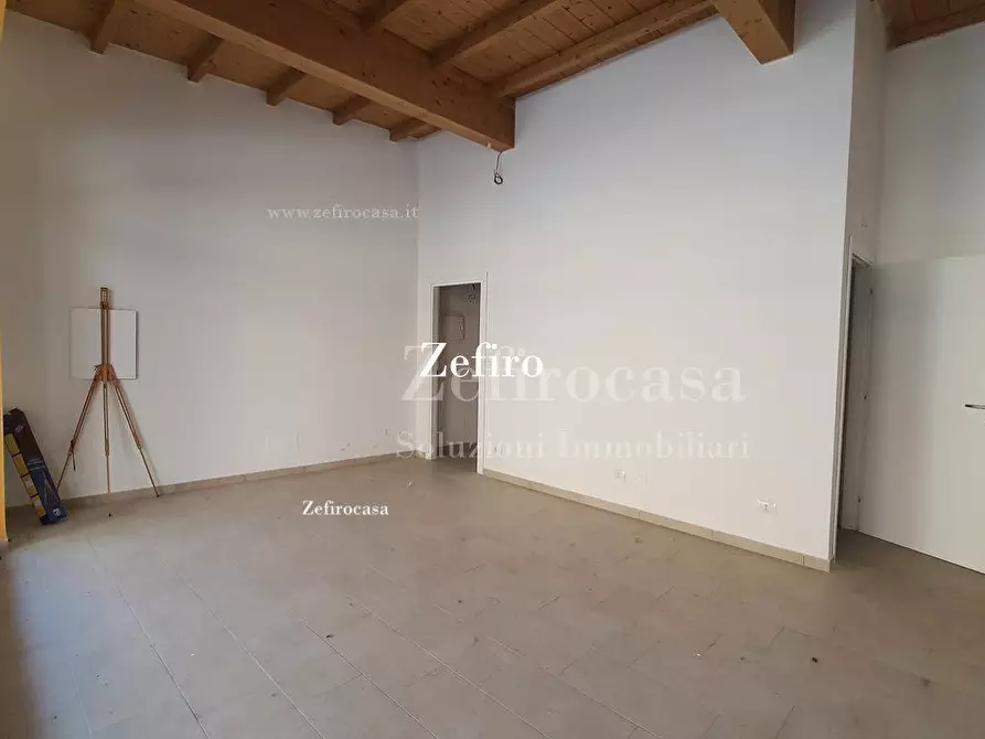 Immagine 5 di Negozio in vendita  a Cento