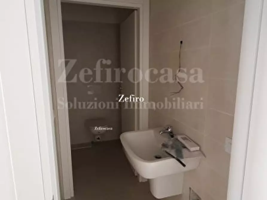 Immagine 7 di Negozio in vendita  a Cento