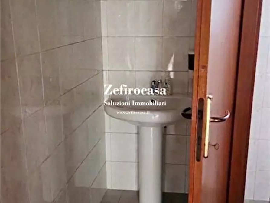 Immagine 5 di Negozio in affitto  a Medicina