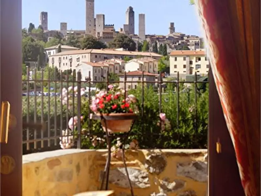 Immagine 1 di Palazzo in vendita  a San Gimignano