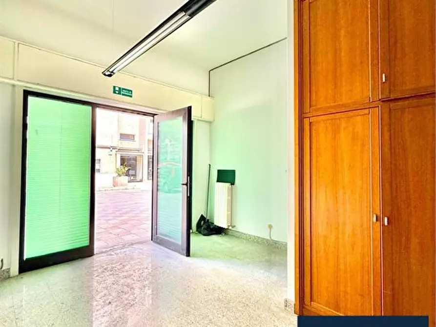 Immagine 4 di Negozio in vendita  10 a Taranto