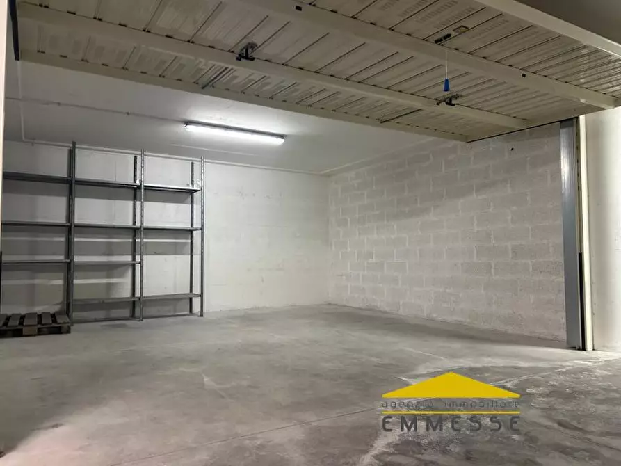 Immagine 2 di Garage in affitto  a Massa
